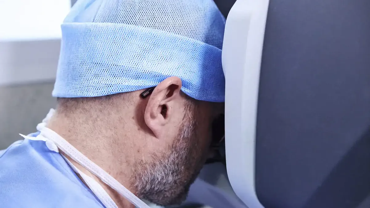 Dr. Dumonceau at the console of the Da Vinci Xi surgical robot, high-definition 3D vision