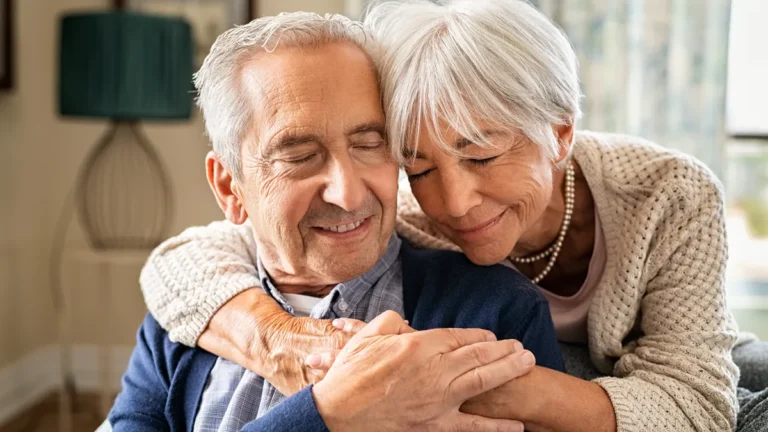 Prostate et sexualité : couple senior complice, préservation de la vie intime